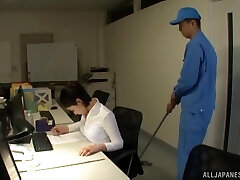 Japanese secretary Imanaga Sana stayed late in the office to pulverize