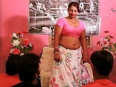 Yoga teacher Gives guidelines