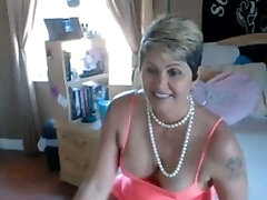 Mature and excited chunky woman flashes her tits on cam