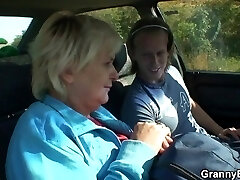 Hitchhiking granny providing head as a payment