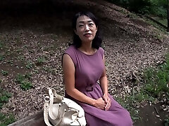 H053G04 A plain 60th birthday mature woman is a shaved coochie! An simple aunt makes a body with an excellent sensitivity jiggle