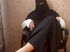 Syrian milf in hijab gives jerk off instructions, jizm with her