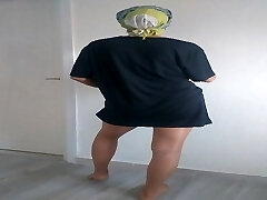 Experienced mature woman likes to excite