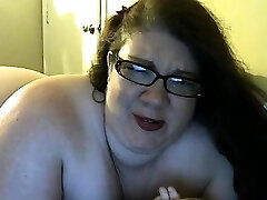 Fat brunette kiki strips and masturbates in car