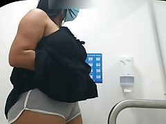 CAMERA CAPTURING CAMELTOE OF Lady WITH BIG Culo IN PUBLIC BATHROOM