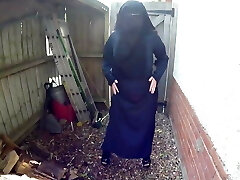 Niqab Slut! Fette Moslemnutte strippt im Hinterhof!