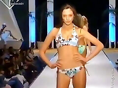 Female Gadot - Fashion Show 2001