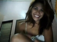 pretty filipina mom misty showing her hairy cootchie on webcam