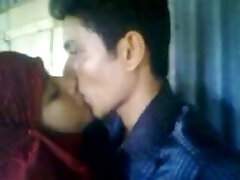 BANGLADESHI VILLAGE MADRASA HIZABI GIRL KISSING & Romping IN THE CLASSROOM