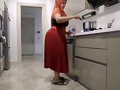 My big-ass stepmother hardened my manstick with her skirt.
