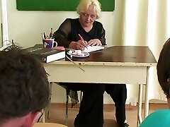 Two boys bang old blonde teacher from both ends