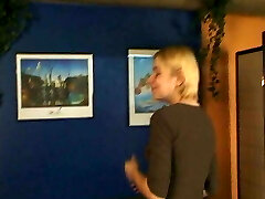 Petra 24 Jahre Ash-blonde laesst sich doch gerne ueberzeugen vor der Kamera zu bumsen