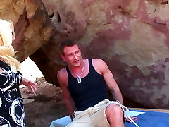 Officer schleppt blondine ab und fickt sie am Strand