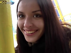 This kinky couple enjoy to fuck outdoors