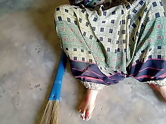DESI KAAMWALI NE JHADU SE Hello APNI CHUT KI BHUK MITAYI Ft. YOUR BIJLI 