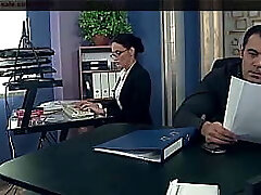 hermosa secretaria castigada en la oficina. le encanta la dominación de su jefe y tiene orgasmos a chorros