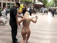 atada a una rubia española tetona en la playa