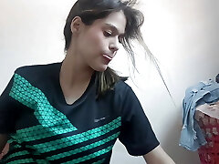 mi hermanastra viene a mi casa a vivir conmigo y termino follándola duro hasta que me corro en ella