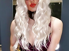 фиолетовое нижнее белье и сапоги до бедер из пвх