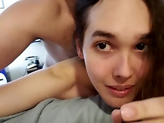 jolie ladyboy amateur obtient une bouchée de sperme dans une vidéo maison