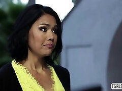 Shemale Jessica Fox banged hot milf Danas juicy fuckbox