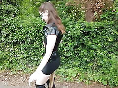 outdoor latexspaziergang mit fuchsschwanz analplug
