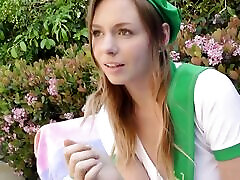 alex blake fickt ihren pfadfinderführer, um ihr "biber-abzeichen" zu verdienen;