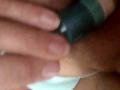 Milf buzzes her fat lipped pussy and clit
