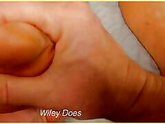 Wifey gets her mature saggy skinny and toes massaged