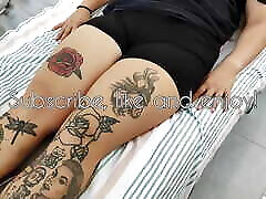 teen in leggings ci mostra il suo pacchetto