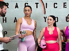 amiche di lavoro duro per la palestra di appartenenza