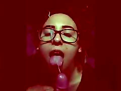 Retro main takbir cumshot on girl with glasses