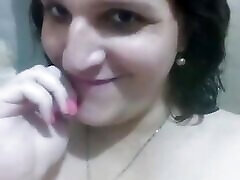 Trans gostosa GG tomando banho