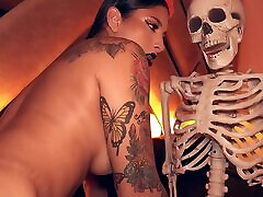 A Skeleton Reincarnates Into a Horny Macho To Please a Anal-fuck-longing Curvy Busty Latina Hottie