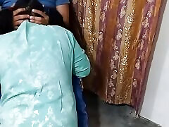 ट्यूटर ने अपने छात्र को समझाया कि हिंदी आवाज के साथ गणित की समस्या को कैसे हल किया जाए