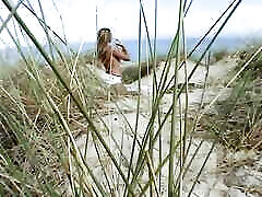 Amateur blonde lucy gets kinky in the dunes