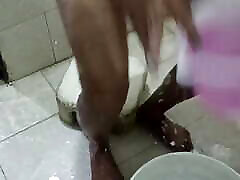 Hot Desi bhabhi bathroom me chut me ???? laga ke maja liye