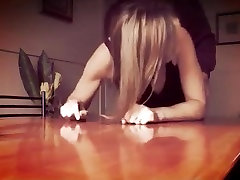 Baisee contre la table