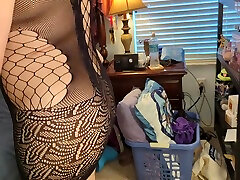 Hotwife در لباس زیر زنانه منتظر گاو نر و قفل در قفس عفت!