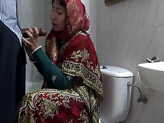 A Horny Turkish Muslim Wife Meets With A Black Immigrant In Public Toilet 5 Min