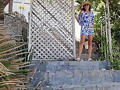offene muschi public pee n butt plug blinkt auf der treppe der villa