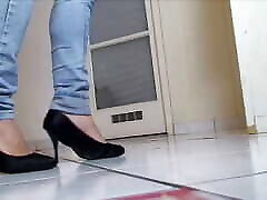 Princess Nikki Pees in Jeans
