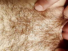 nahaufnahme geschwollene haarige teen muschi mit unordentlichem creampie