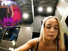 große titten langhaarige sexy blondine bereitet sich in einem durchsichtigen minirock mit unterkniestrümpfen und ohne höschen auf die nacht vor