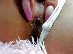 une pute excitée au visage angélique se masturbe en direct comme la nymphomane quelle est, tout en stimulant sa chatte et son anus