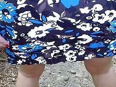 zerstörtes arschloch milf pisst im freien