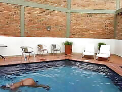 in piscina godendo con il mio passo-nipote