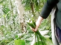 Bhabi jungle se sabji lene ka time padosa ledka ko chodne ka mouka diya