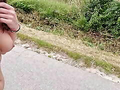 nackt auf der straße zwischen fahrenden autos spazieren, die fahrerin zeigt ihre titten und muschi