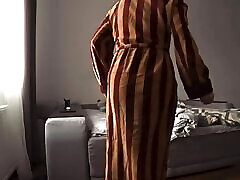 frau mit einem freund betrügen, während ihr mann bei der arbeit ist. real